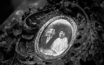 depth photography of grayscale pendant with photo