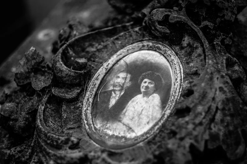 depth photography of grayscale pendant with photo
