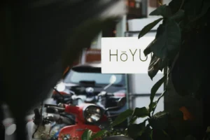 a motorcycle is parked in front of a building