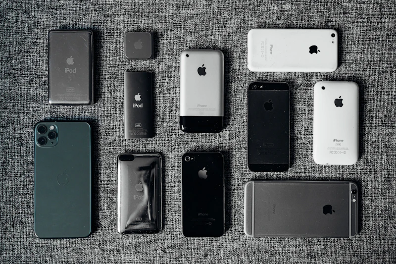 white iphone 5s and black iphone 5