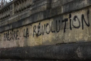 graffiti on the side of a building reads la revolution