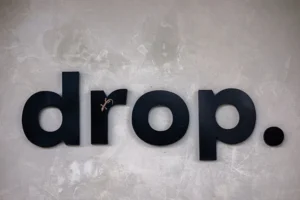 The word "drop" is displayed on a wall.
