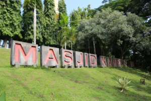 A sign that is on the side of a hill