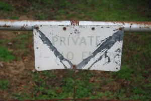 A sign that is attached to a fence